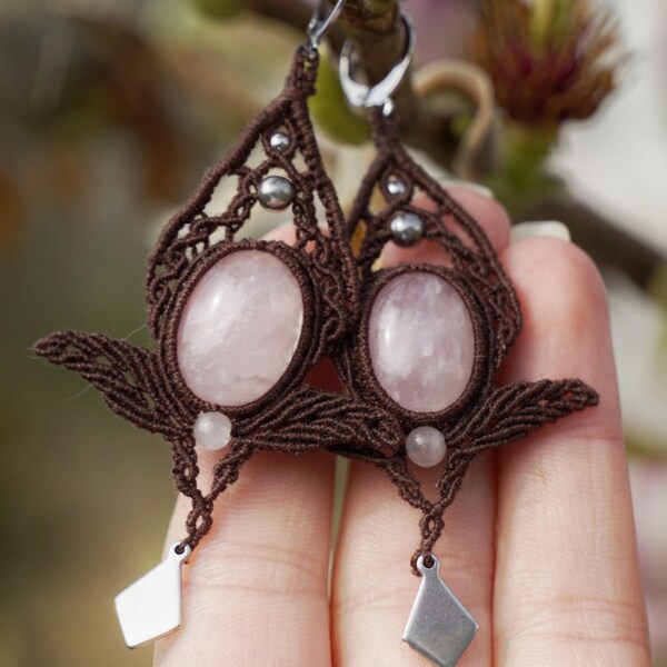 Boucles d'Oreilles Magnolia Bohème - Quartz Rose, Macramé, Bijou Unique, Style Bohème Tribal Féérique, Festival Pagan, Psychédélique