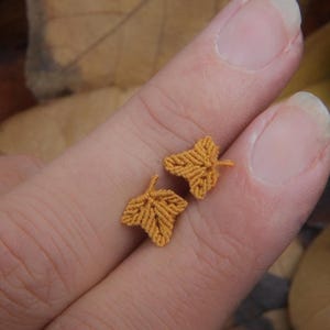 Orecchini a lobo minimalisti a forma di foglia autunnale in micro macramè giallo, verde e marrone, stile boho ed elfico wicca, gioielli realizzati in Francia