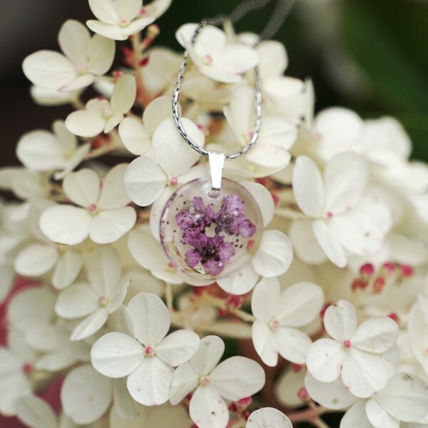 Tour de cou fleur / Pendentif résine epoxy biosourcée transparente en forme ronde avec fleurs séchées roses / bijou femme / cadeau elle