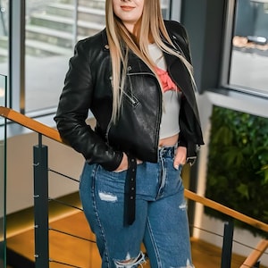 Damen Schwarze Lederjacke – Kurze Schaffell Bikerjacke – Vintage Minimalistischer Stil – Tolles Geschenk für Sie – Cool