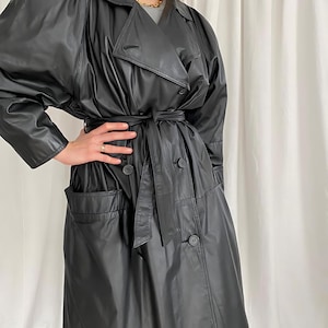 Women&#39;s Black Sheepskin Leather Trench Coat – Handmade Long Vintage 90s Overcoat, Gothic-Inspired Winter Jacket, Timeless Gift for Her