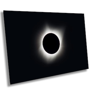 Könnte beinhalten: Eine totale Sonnenfinsternis, wobei die Sonnenkorona als heller Ring um die dunkle Silhouette des Mondes sichtbar ist.