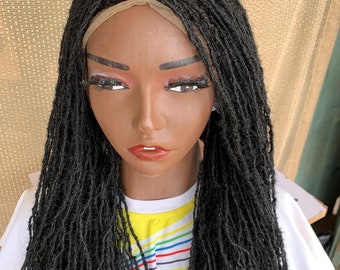 Può includere: Parrucca con dreadlock sintetiche nere con un fronte in pizzo. La parrucca è acconciata con dreadlock lunghe e dritte.