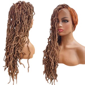 Puede incluir: Peluca de rastas marrones exhibida en una cabeza de maniquí. La peluca presenta rastas largas y texturizadas con una apariencia natural. El cabello está peinado con una raya a un lado, mostrando el encaje frontal y las raíces castaño rojizas.