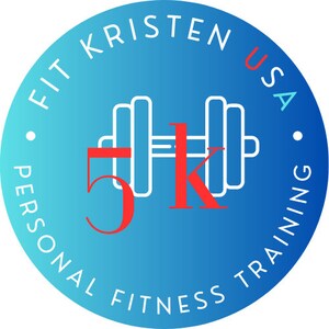 Może przedstawiać: Niebieskie i białe koło z tekstem "Fit Kristen USA Personal Fitness Training" wokół krawędzi. W środku znajduje się biały hantle z czerwonym "5K" z przodu.