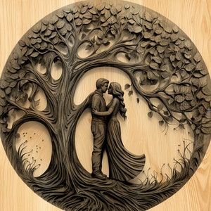 Könnte beinhalten: Lasergeschnittenes Design eines Paares, das sich unter einem Baum mit filigranen Ästen und Blättern umarmt. Das Design ist auf einem Holzgrund und enthält den Text "LASER ENGRAVING DESIGN PNG-LIGHTBURN".
