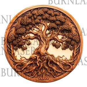 Puede incluir: Una pieza de arte de pared redonda de madera con un diseño tallado de árbol de la vida. El árbol tiene ramas y raíces intrincadas, y la madera es de un color marrón intenso.