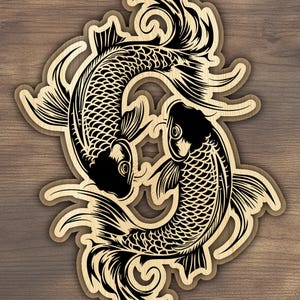 Può includere: Due pesci koi neri e bianchi in un design yin yang. I pesci sono stilizzati e dettagliati con squame e pinne.