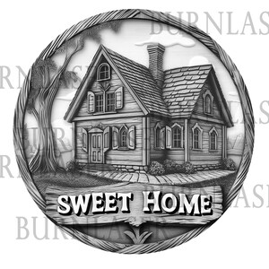Pu&ograve; includere: Un cartello rotondo in legno con un'immagine intagliata di una casa e un albero. Il cartello dice "Sweet Home" in lettere in rilievo.