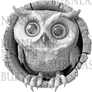 Puede incluir: Una ilustraci&oacute;n en blanco y negro de un b&uacute;ho con ojos grandes mirando desde un tronco de &aacute;rbol.