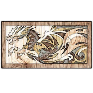 Könnte beinhalten: Ein Wandbild aus Holz mit einem detailliert und kunstvoll geschnitzten Drachenmotiv. Der Drache ist in einer dynamischen Pose mit ausgebreiteten Flügeln dargestellt. Das Holz ist in Braun- und Weißtönen gebeizt, was einen geschichteten Effekt erzeugt.