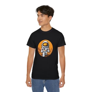 Camiseta de astronauta caminando, camiseta de dibujos animados de astronauta, camiseta de explorador de galaxias, regalo del espacio exterior, camiseta de aventura celestial