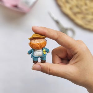 Miniatura all'uncinetto di Van Gogh: statuetta amigurumi realizzata a mano