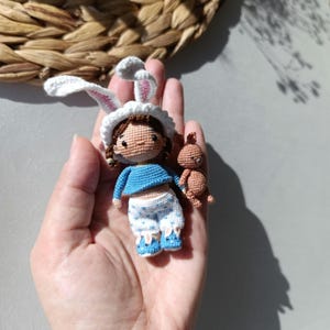 Muñeca amigurumi en miniatura: Muñeca Lulu de crochet hecha a mano con un pequeño juguete