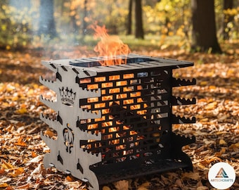 Op de afbeelding: Een zwarte metalen vuurkorf met een rechthoekig, lasergesneden baksteenpatroon aan de zijkanten. De structuur is voorzien van een kroonembleem en een reeks inkepingen langs de randen. Heldere oranje vlammen zijn zichtbaar in het open metalen frame.