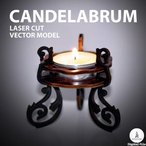 Op de afbeelding: Een lasergesneden houten kandelaar met een brandende kaars. De kandelaar heeft een donkerbruine afwerking met decoratief krulwerk en het woord CANDELABRUM in witte tekst. Het ontwerp bevat de tekst: LASER CUT VECTOR MODEL.