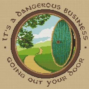 Puede incluir: Un diseño de punto de cruz que presenta una ventana redonda con una puerta verde y un camino que conduce a un paisaje verde. El texto alrededor de la ventana dice: "It's a dangerous business going out your door."