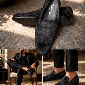 Puede incluir: Mocasines negros de terciopelo con un intrincado dise&ntilde;o floral. Los zapatos tienen una puntera redondeada y un tac&oacute;n bajo. La marca "TERRONI DESIGN" es visible en la plantilla. La imagen muestra los zapatos en varias vistas.