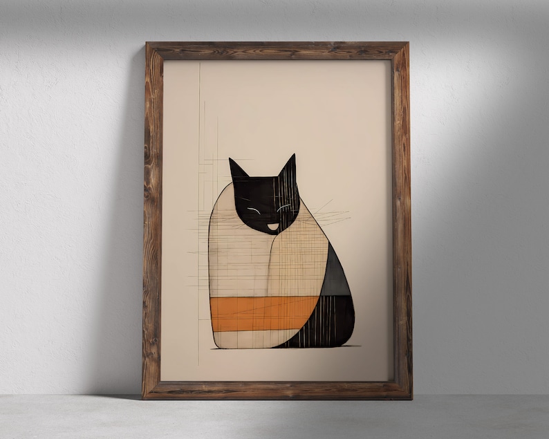 Pu&ograve; includere: Un'illustrazione incorniciata di un gatto nero con un design a motivi bianchi e arancioni. Il gatto &egrave; seduto con la testa inclinata verso il basso e gli occhi chiusi. Lo sfondo &egrave; di colore beige chiaro.