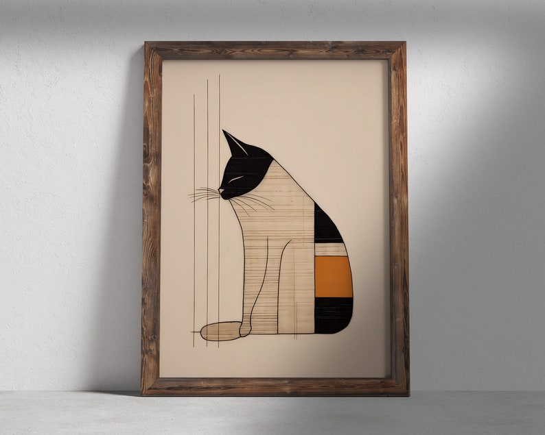 Pu&ograve; includere: Un'illustrazione incorniciata di un gatto stilizzato con segni neri, bianchi e arancioni. Il gatto &egrave; seduto con la testa bassa e la coda arrotolata attorno al corpo. Lo sfondo &egrave; di colore beige chiaro.