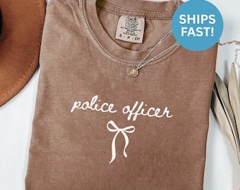 Camisa de oficial de policía Comfort Colors®, regalo para policía, camisa para mamá de policía, camisa para agente de la ley, regalo para esposa de policía, camisa de policía