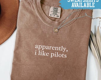 Camiseta Comfort Colors® "Aparentemente eu gosto de pilotos" - Presente para amantes da aviação - Camiseta para namorada de piloto - Camiseta para esposa de piloto - Camiseta engraçada de piloto - Camiseta de aviação