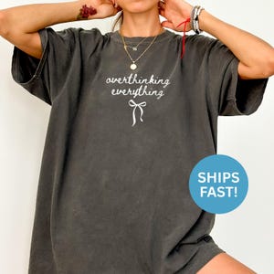 Comfort Colors® Overthinking Everything-tröja Gåva för Overthinker-tröja Rolig Overthinking-tröja Sarkastisk tröja Presentidé Trendig tröja