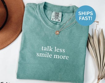 Maglietta Comfort Colors® Talk Less Smile More, Maglietta Positive Vibes, Maglietta Hamilton, Maglietta musicale, Maglietta ispiratrice, Maglietta Smile More