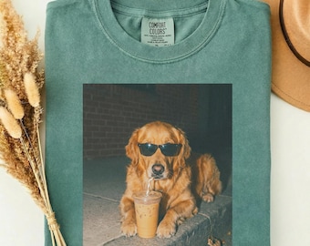 Camiseta Comfort Colors® Golden Retriever Bebendo Café Gelado, Camiseta com Estampa de Meme de Cachorro, Camiseta Divertida com Cachorro, Presente para Mãe de Cachorro, Camiseta Moderna para Pet