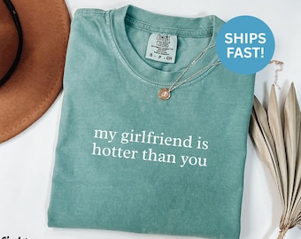 Maglietta Comfort Colors® "La mia ragazza è più sexy di te", maglietta divertente per fidanzata, regalo sarcastico, maglietta per fidanzato, maglietta per relazione, umorismo