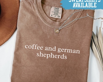 Camiseta Comfort Colors® con diseño de café y pastores alemanes. Camiseta para amantes de los perros. Regalo para mamás perrunas. Camiseta divertida con diseño de perro. Camiseta de raza de perro. Camiseta de pastor alemán.