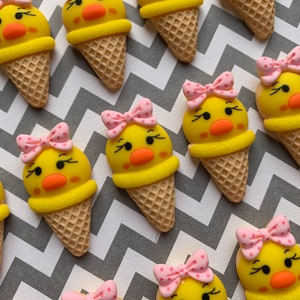 Puede incluir: Una colección de abalorios de cono de helado de pollo amarillo con lazos rosas y lunares blancos. Los abalorios están hechos de arcilla polimérica y son perfectos para añadir un toque de fantasía a tus manualidades.