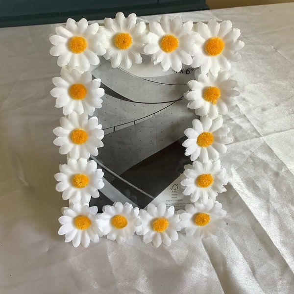 4” x 6” white silk daisy picture frame