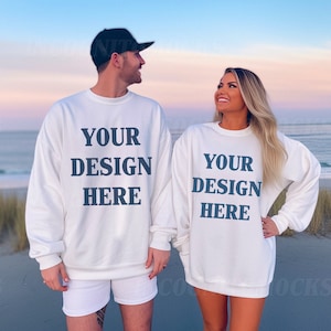 Mockup di felpa per coppie / Bianco Gildan 18000 Mockup di coppia Gildan 18000 Modello per esterni Mock Beach Uomini e donne Più camicie Fidanzamento