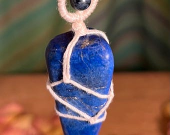 Lapis lazuli-slinger, macramé-slinger, kristallen slinger