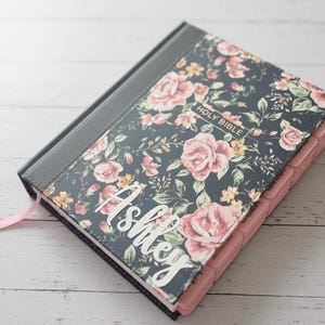 Gepersonaliseerde NKJV-journaalbijbel: bloemencadeau voor vrouwen