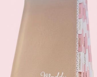Biblias, Biblia con pestañas, Biblia personalizada, regalos religiosos, Ella lee la verdad, Biblia con pestañas, Biblia con nombre