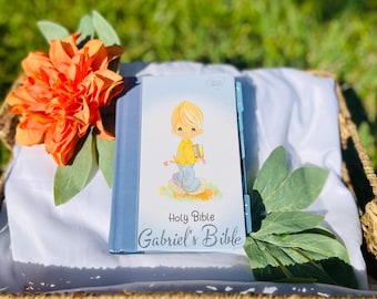 Personalisierte Precious Moments Babybibel: Blaue Kinderbibel als Geschenk