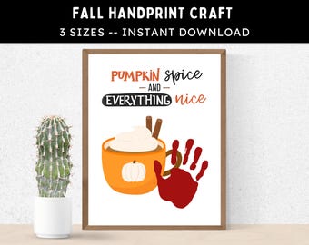 Può includere: Lavorazione a mano di impronte di mani autunnali stampabile con una tazza di pumpkin spice and everything nice, una zucca e bastoncini di cannella. L'artigianato è progettato per consentire ai bambini di aggiungere la loro impronta di mano alla tazza.