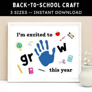 以下が含まれることがあります： 「今年は成長するのが楽しみです」というテキストと青い手のひら型スタンプがついた、印刷可能な新学期クラフト。地球儀、鉛筆、ハサミ、定規、電卓、絵の具パレットなど、学校用品のデザインが施されています。