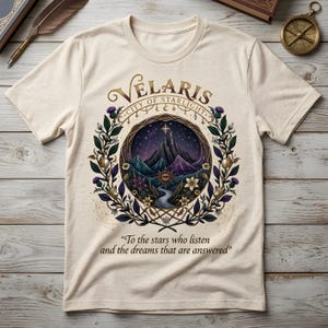 シティ・オブ・スターライトPNG、ファンタジーブックラバーシャツデザイン、星空の夜の宮廷をイメージしたTシャツグラフィック、読書好きへのギフトデジタルダウンロード