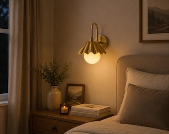 Aplique de pared de latón de estilo moderno de mediados de siglo con globo de ópalo estriado, lámpara de pared de estilo vintage