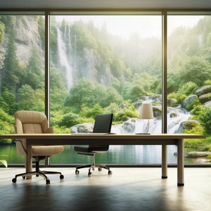 Pode incluir: Um espaço de escritório moderno com uma grande janela com vista para uma floresta verdejante com uma cachoeira. O escritório possui uma mesa de madeira com uma cadeira, um laptop e uma lâmpada.