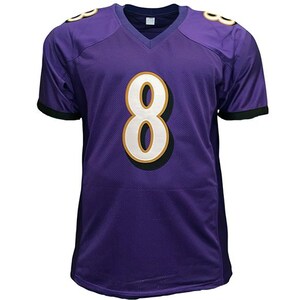 Puede incluir: Camiseta de f&uacute;tbol morada con el n&uacute;mero 8 en blanco con contorno dorado. La camiseta tiene cuello en V y ribete negro en las mangas. Los hombros tienen detalles dorados.