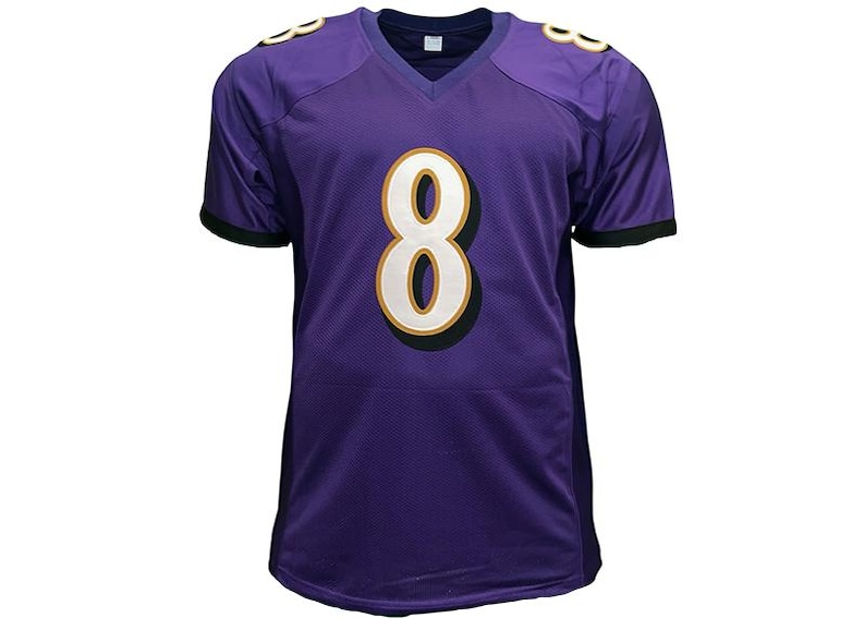 Puede incluir: Camiseta de f&uacute;tbol morada con el n&uacute;mero 8 en blanco con contorno dorado. La camiseta tiene cuello en V y ribete negro en las mangas. Los hombros tienen detalles dorados.