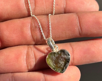 Collar de moldavita en forma de corazón: piedra preciosa verde auténtica, plata de ley