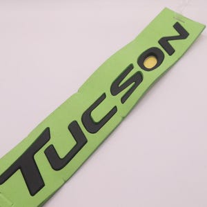 Hyazien Tucson Emblem in mattschwarz und silberverchromt
