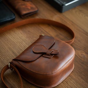 Artisan leren tas – handgestikt, natuurlijk plantaardig gelooid leer