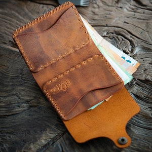 Cartera vertical de cuero personalizada para regalo / Tarjetero de cuero marrón / Cartera delgada plegable de cuero grabada para hombres / Regalo para padrinos de boda