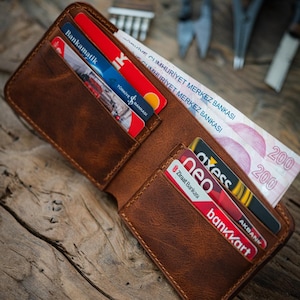 Handgefertigte Leder Brieftasche / Personalisierte Leder Herren Brieftasche / Tabak Leder Bifold Brieftasche / Vatertags Geschenk für Ihn / Monogramm Brieftasche